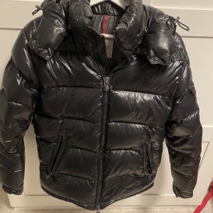 Moncler maya - Säljer min Maya, bra skick  Priset är inte hugget i sten  