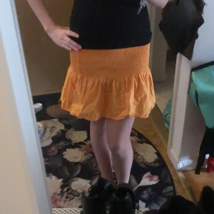 Kjol - Superfin kjol från hm i storlek xs man kan även använda den som topp, använd cirka 5 gånger!