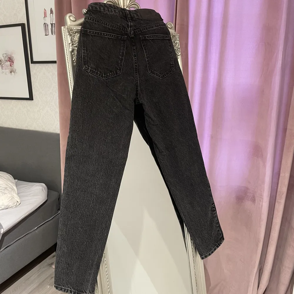 Svarta mom jeans från zara, aldrig använda alltså fint skick🌸. Jeans & Byxor.