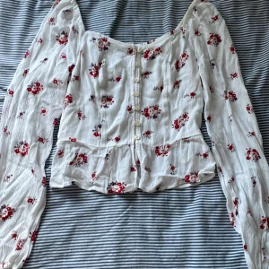 Hollister topp - Jättegullig topp från hollister jag köpt på rea för några år sedan, i storlek xs men skulle säga att den passar s. Säljer för den var för stor och då aldrig kommit till användning💗köparen står för frakt💗
