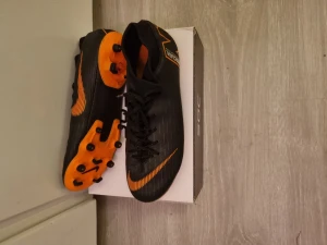 Fotbollsskor - Nästan nya fotbollsskor.