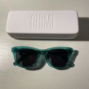 CHIMI solglasögon  - Oanvända solglasögon från CHIMI, nypris runt 1000kr. Grönblå färg. 