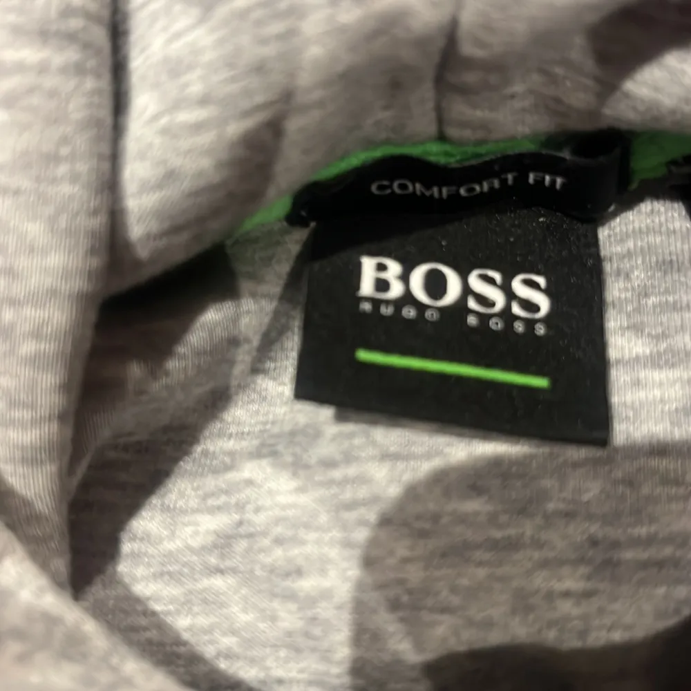 Hugo boss hoodie, fint skick. Storlek xl. 2250 ny mitt pris 400 kr . Du står för frakten . Tröjor & Koftor.