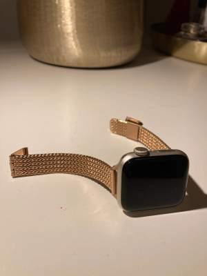 säljer apple watch band i rose guld pga fel färg 40mm