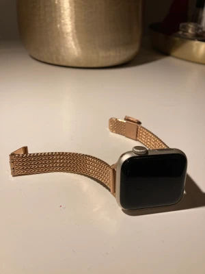 apple watch band - säljer apple watch band i rose guld pga fel färg 40mm