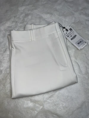 Kostymbyxor från Zara - Supersnygga helt nya kostymbyxor från Zara med fin slits nedtill.  Köpta för 399, säljer pga fel storlek.  Strl M