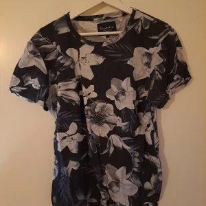Bondelid T-shirt  - Blommig tshirt från Bondelid, stl L 