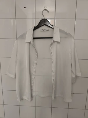 Skjorta  - Svart skjorta från H&M. Använd endast 1 gång