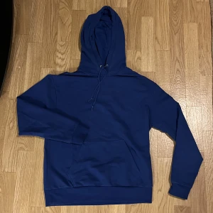 Hoodie - Blå hoddie i storlek S som inte används. Bra skick💙
