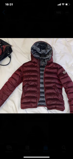 Colmar jacka  - Säljer min Colmarjacka!! Den är vinröd och glansig och i bra skick. Den har en liten reva på framsidan som jag först märkte nu när jag skulle ta bild (3e bilden) som knappt syns. (Obs bild 2 är ej min bild) skriv om du vill veta mer! 