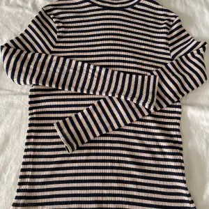 En randig tröja från Zara, st 164. Passar till st 152-164