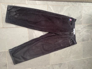 Polar bigboys byxor - Säljer mina svarta Manchester bigboys då dem sitter lite kort på mig. Är 190 lång och sitter bra annars. Inga direkta märken på dem och hyfsat bra skick. Nypris 1200kr har pösig passform 