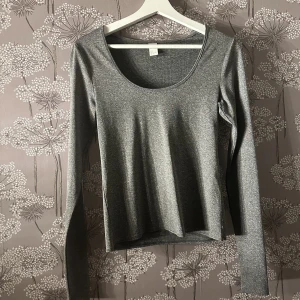 Grå tröja - Grå tajt material 