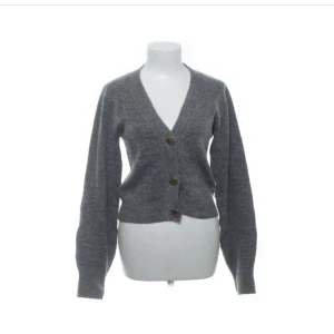 Grå stickad kofta - Säljer min jättefina, mysiga och knappt andvända gråa kofta 🤍 kontakta vid intresse!