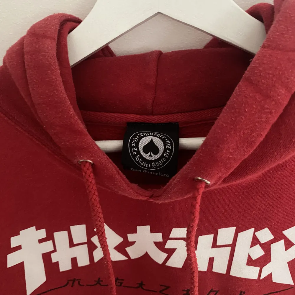 Snygg röd thrasher hoodie i storlek M men som sitter lite oversized. Köpt för 799kr och är i mycket bra skick!. Hoodies.