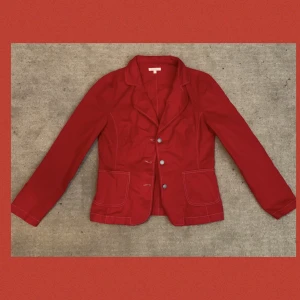 Snygg röd jacka! - En snygg figursydd jacka i en fin röd färg, lite scandinavian-aesthetic-vibes😍👋🏻 Perfekt för vår eller sommar😊☀️ Storlek i jackan är L men skulle säga att den passar bättre på en S/M, men det beror såklart på hur man vill ha det! Köparen står för frakt!