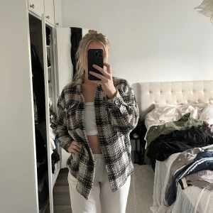 Jacka / Overshirt - Snygg tunn jacka / overshirt från Zara! Aldrig använd med lapp kvar! Nypris 559. Köparen står för frakt, kan också mötas upp i Trollhättan!