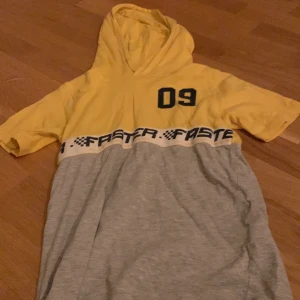 Tröj t-shirt - T-shirt med luva på