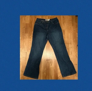 Bootcut jeans - Snygga bootcut jeans köpta second hand! Väldigt snygga modell som avger lite 70-tals vibbar🤚🏻😍🔥 Midjan slutar strax under naveln och perfekt längd för mig som är 165cm! Skulle säga att de passar bra på någon som är M:) Köparen står för frakt😘