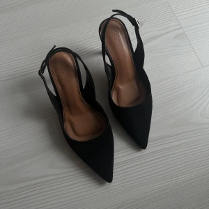 Klackar - Superfina klackar som endast är använda en gång då de är lite för stora på mig, har storlek 36 i skor men dessa skulle nog passa en 37 bättre 🤍