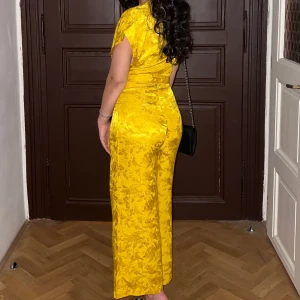 Gul satin jumpsuit - En jätte fin och skön jumpsuit använd endast en timme från chiquella i storlek 36