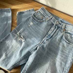 Säljer mina Levis jeans 501. Storlek S. Sitter perfekt på mig som är 32-34 o byxor i vanliga fall. Ljus tvätt. Slitningar på knät. 