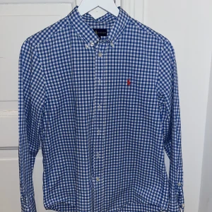 Ralph lauren skjorta Barn - Stilig Ralph lauren skjorta i barnstorlek 14-16. Väldigt fint skick