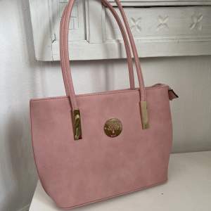 Super söt rosa väska från mulberry. Helt oanvänd och inga defekter. Frakt 69kr 