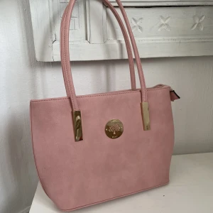 Väska  - Super söt rosa väska från mulberry. Helt oanvänd och inga defekter. Frakt 69kr 