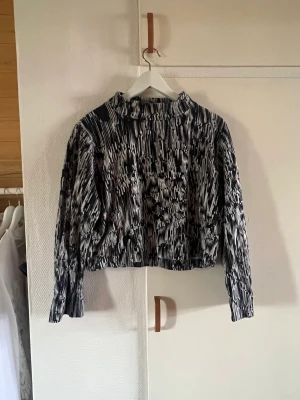 Tröja Weekday - Unik tröja från Weekday, storlek S. Lite bredare ärmar och lite croppad modell. Köpt secondhand.☺️✨