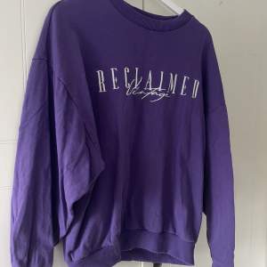 Säljer en superfin lila sweatshirt från ASOS. Tryck på framsidan. Passar både killar och tjejer. 