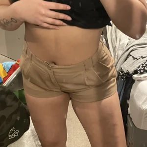 Beigea kostymshorts - Beigea kostymshorts från H&M. Storlek 38. Använd fåtal gånger.