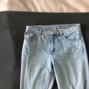 Jeans - Snygga ljusblå momjeans från Monki i gott skick! 