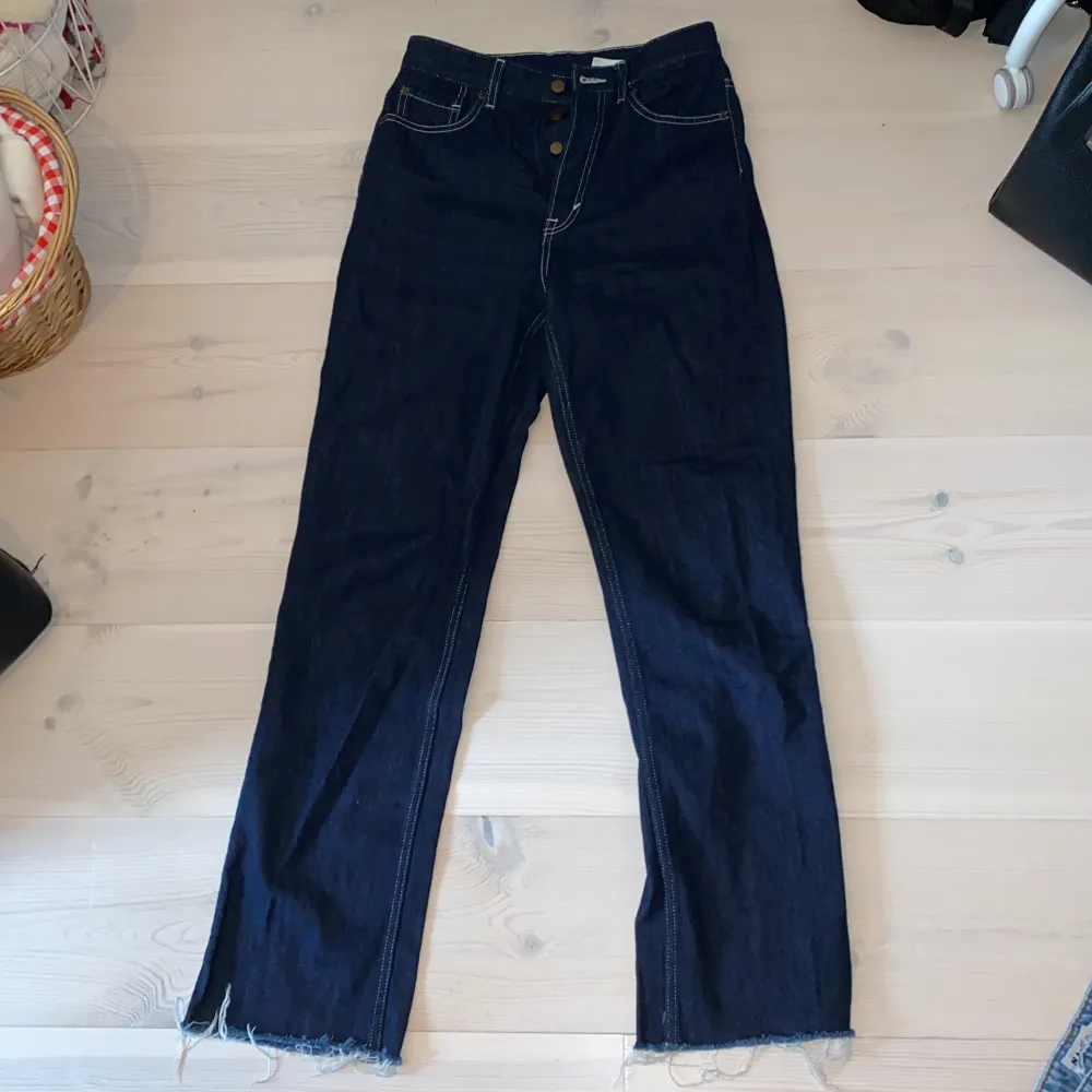 Snygga, Mörkblåa, högmidjade, mom jeans. Har knappar . Säljs pga att de är för små. Använda 3 ggr . Jeans & Byxor.