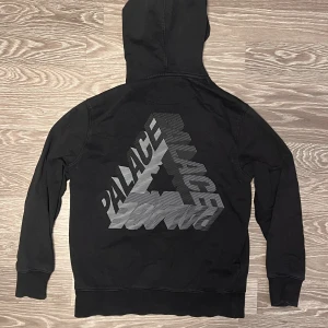 Palace hoodie - Plasten på snöret har lossnat men annat än det är den i utmärkt skick, passar S/M, condition 8/10