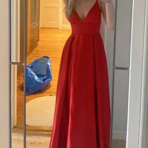 Balklänning  - Superfin balklänning, nyskick (aldrig använd). Bra längd och når ned till marken med marginal (är166) . Köpt för 1500. Skriv för fler bilder. 