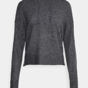 Stickad tröja  - Säljer en stickad tröja med luva från vero moda då den inte kommer till användning💕