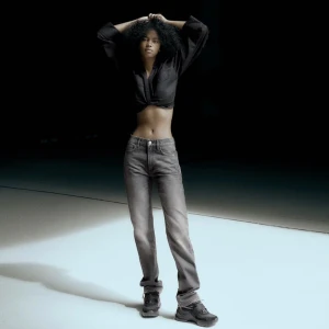 Zara mid Rise straight jeans  - Säljer dessa gråa mid rise jeansen från zara! Dem är i storlek 36 och är lite förkorta för mig som är 173.