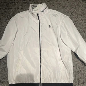Ralph lauren jacka  - Säljer min skit snygga Ralph lauren jacka. Den har dock två små fläckar. 