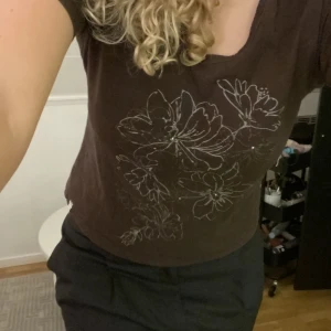 T-shirt  - Jätte fin brun T-shirt med med tryckta blommor 