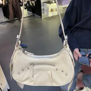 super fin lite lik balenciaga. Bandet går att ändra hur långt man vill ha de. Bra skick ser inte använd ut.