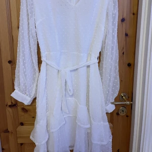 Klänning - Säljer denna jätte söta klänningen då den bara använts när jag gick ut nian och kommer inte användas mer. Köparen står för frakt!