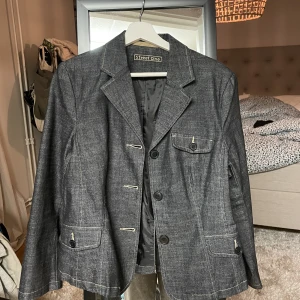 Jeanskavaj - Snygg kavaj i jeans! Köpt oanvänd från Sellpy, själv har jag aldrig använt. Står ingen storlek men sitter bra på mig som vanligen är 36-38. Skriv för fler bilder ❤️‍🔥