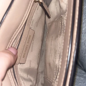 Michael kors väska  - Säljer Michael kors väska rosa/ beige. Använd fåtal gånger 