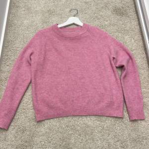 Säljer min bubbelgumsrosa stickade tröja i alpackaull från zara💕 storleken är S