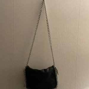 Tiamo kedjeväska - Tiamo axelremsväska med kedjor.  I bra skick, knappt använd! 