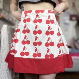 Kjol med körsbär  - En så fin kjol som jag tyvärr inte använder 🍒Hemmasydd av tidigare ägaren! Fint skick. Uppskattad till storlek M, midjan är 76cm. Frakt tillkommer. 💗
