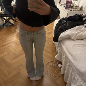 Lågmidjade jeans - Populära low waist jeans från Zara! Nyskick, avklippta så passar någon mellan 160-165! 🫶🏽🫶🏽