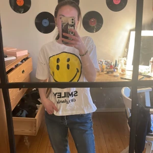 Smiley tröja - Säljer min svin tuffa zara smiley tröja som jag ej använts! Jätte fint skick den va limeted edition och går inte att köpa på hemsida längre❤️den är i storlek S och passar båda över och under de😊 skriv vid frågor eller annat!