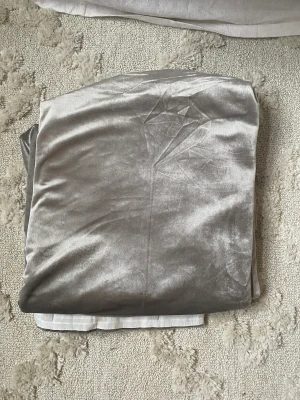 Ett par gardiner  - Säljer mina silvergrå sammetsgardiner då jag flyttat och takhöjden är högre! 140x250